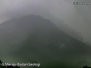 Gunung Merapi Muntahkan Awan Panas 1,5 Km ke Kali Bebeng