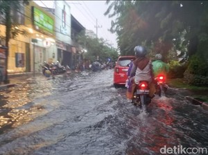 Rumah Warga Dukuh Kupang Kemasukan Air Imbas Hujan Deras Guyur Surabaya
