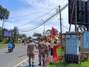 Bawaslu Bogor Tertibkan Ratusan Alat Peraga Kampanye yang Langgar Aturan