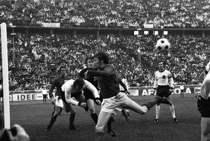 Kapten Belanda Johan Cruyff, kiri, berbicara dengan wasit, disaksikan oleh kapten Jerman Barat Franz Beckenbauer, kanan, sebelum dimulainya pertandingan sepak bola Jerman Barat v Belanda di Munich, Jerman Barat, pada 3 Juli 1984. (AP Photo/Dieter Endlicher)