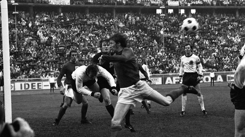 Dari kiri ke kanan, Martin Chivers dari Inggris, Hans-Georg Schwarzenbeck, kiper Sepp Maier, keduanya Jerman Barat, Colin Bell dari Inggris dan kapten Jerman Franz Beckenbauer di belakang. (AP Photo)