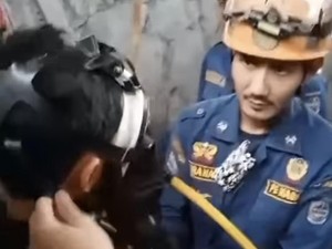 Aksi Damkar Depok Selami Sumur 10 Meter demi Evakuasi iPhone Warga