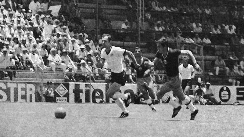 Dari kiri ke kanan, Martin Chivers dari Inggris, Hans-Georg Schwarzenbeck, kiper Sepp Maier, keduanya Jerman Barat, Colin Bell dari Inggris dan kapten Jerman Franz Beckenbauer di belakang. (AP Photo)