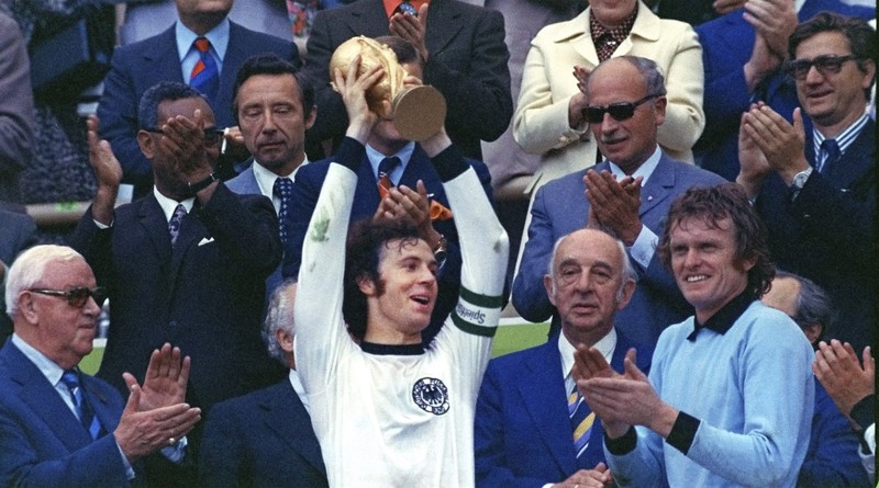 Kapten Belanda Johan Cruyff, kiri, berbicara dengan wasit, disaksikan oleh kapten Jerman Barat Franz Beckenbauer, kanan, sebelum dimulainya pertandingan sepak bola Jerman Barat v Belanda di Munich, Jerman Barat, pada 3 Juli 1984. (AP Photo/Dieter Endlicher)