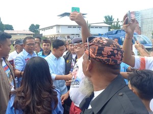 Kampanye di Buleleng, Gibran Naik Helikopter-Disambut Pendukungnya