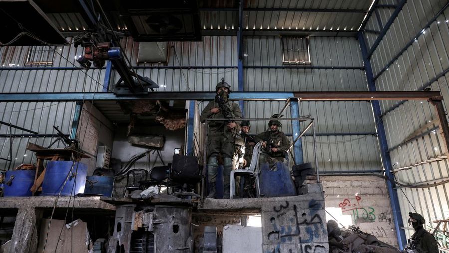Gudang Roket di sebuah pabrik baja, di tengah konflik yang sedang berlangsung antara Israel dan kelompok Islam Palestina Hamas, di Gaza, 8 Januari 2024. (REUTERS/RONEN ZVULUN)