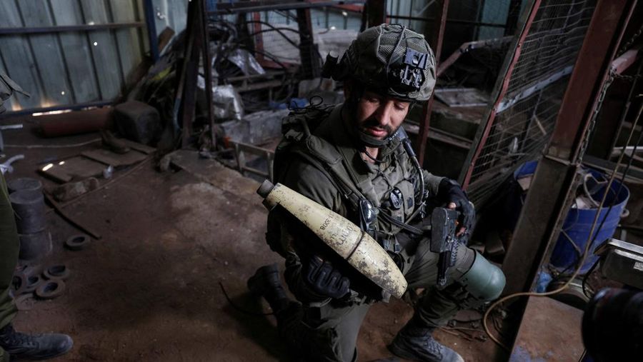 Gudang Roket di sebuah pabrik baja, di tengah konflik yang sedang berlangsung antara Israel dan kelompok Islam Palestina Hamas, di Gaza, 8 Januari 2024. (REUTERS/RONEN ZVULUN)