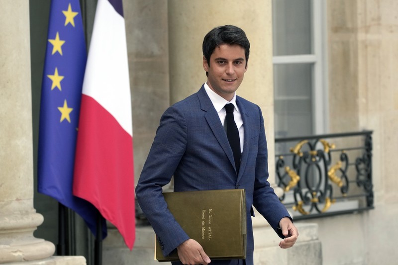 Gabriel Attal tiba untuk upacara serah terima, Selasa, 9 Januari 2024 di Paris. Gabriel Attal dinobatkan sebagai perdana menteri termuda di Prancis, ketika Presiden Emmanuel Macron mencari awal baru untuk sisa masa jabatannya di tengah meningkatnya tekanan politik dari kelompok sayap kanan. Gabriel Attal tiba untuk upacara serah terima, Selasa, 9 Januari 2024 di Paris. Gabriel Attal dinobatkan sebagai perdana menteri termuda di Prancis, ketika Presiden Emmanuel Macron mencari awal baru untuk sisa masa jabatannya di tengah meningkatnya tekanan politik dari kelompok sayap kanan. (Ludovic Marin, Pool via AP)