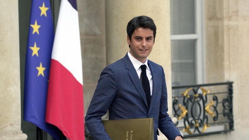 Gabriel Attal tiba untuk upacara serah terima, Selasa, 9 Januari 2024 di Paris. Gabriel Attal dinobatkan sebagai perdana menteri termuda di Prancis, ketika Presiden Emmanuel Macron mencari awal baru untuk sisa masa jabatannya di tengah meningkatnya tekanan politik dari kelompok sayap kanan. (Ludovic Marin, Pool via AP)