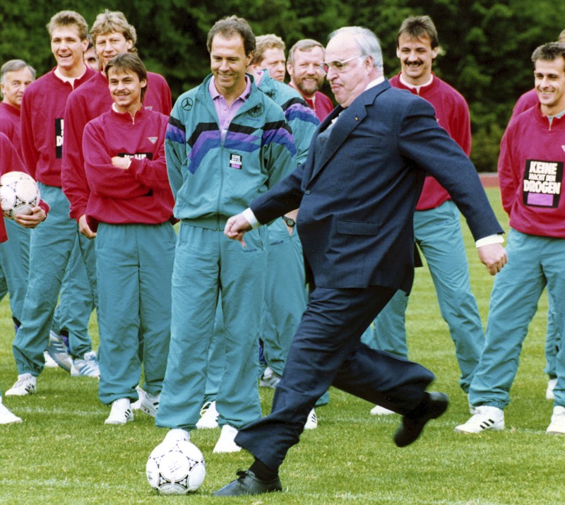 Kapten Belanda Johan Cruyff, kiri, berbicara dengan wasit, disaksikan oleh kapten Jerman Barat Franz Beckenbauer, kanan, sebelum dimulainya pertandingan sepak bola Jerman Barat v Belanda di Munich, Jerman Barat, pada 3 Juli 1984. (AP Photo/Dieter Endlicher)