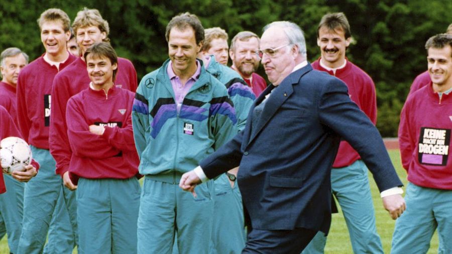 Dari kiri ke kanan, Martin Chivers dari Inggris, Hans-Georg Schwarzenbeck, kiper Sepp Maier, keduanya Jerman Barat, Colin Bell dari Inggris dan kapten Jerman Franz Beckenbauer di belakang. (AP Photo)
