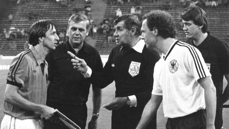 Dari kiri ke kanan, Martin Chivers dari Inggris, Hans-Georg Schwarzenbeck, kiper Sepp Maier, keduanya Jerman Barat, Colin Bell dari Inggris dan kapten Jerman Franz Beckenbauer di belakang. (AP Photo)