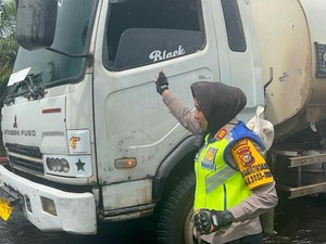 Banjir Jalintim Pelalawan, 2 Truk Mogok Dievakuasi-Ibu Hamil Terjebak