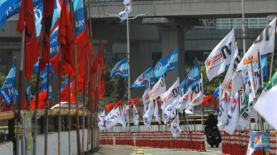 Kendaraan bermotor melintas di samping alat peraga kampanye (APK) pemilu 2024 yang terpasang di pembatas jalur sepeda (stick cone) di kawasan Menteng, Jakarta, Selasa (9/1/2024). Pemasangan APK Pemilu 2024 tersebut melanggar Peraturan KPU yang melarang pemasangan atribut partai atau caleg di fasilitas umum. (²©²ÊÍøÕ¾/Muhammad Sabki) Kendaraan bermotor melintas di samping alat peraga kampanye (APK) pemilu 2024 yang terpasang di pembatas jalur sepeda (stick cone) di kawasan Menteng, Jakarta, Selasa (9/1/2024). Pemasangan APK Pemilu 2024 tersebut melanggar Peraturan KPU yang melarang pemasangan atribut partai atau caleg di fasilitas umum. (²©²ÊÍøÕ¾/Muhammad Sabki)