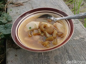 Cuma Rp 5 Ribu! Makan Lontong Kikil Enak dengan Pemandangan Sawah