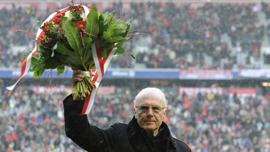 Dari kiri ke kanan, Martin Chivers dari Inggris, Hans-Georg Schwarzenbeck, kiper Sepp Maier, keduanya Jerman Barat, Colin Bell dari Inggris dan kapten Jerman Franz Beckenbauer di belakang. (AP Photo)