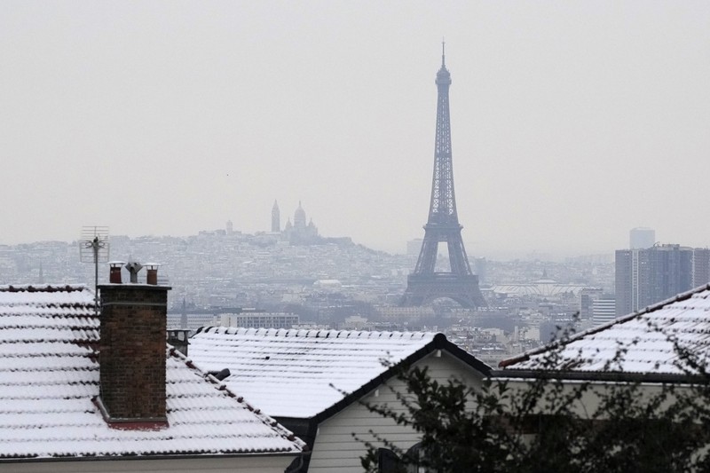 Orang-orang berjalan di gang-gang yang tertutup salju di Chateau de Versailles Selasa, 9 Januari 2024 di Versailles, sebelah barat Paris, di mana suhu turun di bawah nol derajat Celcius. Orang-orang berjalan di gang-gang yang tertutup salju di Chateau de Versailles Selasa, 9 Januari 2024 di Versailles, sebelah barat Paris, di mana suhu turun di bawah nol derajat Celcius. (AP Photo/Christophe Ena)