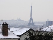 Menara Eiffel dan basilika Sacre Coeur, di kejauhan, terlihat Selasa, 9 Januari 2024 di Paris dengan suhu turun di bawah nol derajat Celcius. (AP Photo/Christophe Ena)