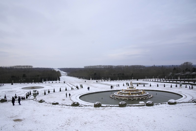 Orang-orang berjalan di gang-gang yang tertutup salju di Chateau de Versailles Selasa, 9 Januari 2024 di Versailles, sebelah barat Paris, di mana suhu turun di bawah nol derajat Celcius. Orang-orang berjalan di gang-gang yang tertutup salju di Chateau de Versailles Selasa, 9 Januari 2024 di Versailles, sebelah barat Paris, di mana suhu turun di bawah nol derajat Celcius. (AP Photo/Christophe Ena)