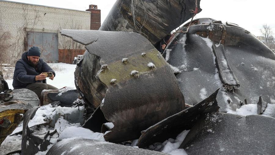 Pecahan rudal Korea Utara yang digunakan Rusia untuk menyerang Kharkiv, Ukraina. (REUTERS/Vyacheslav Madiyevskyy)