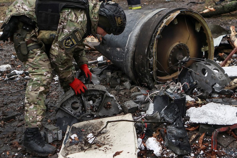 Pecahan rudal Korea Utara yang digunakan Rusia untuk menyerang Kharkiv, Ukraina. (REUTERS/Vyacheslav Madiyevskyy) Pecahan rudal Korea Utara yang digunakan Rusia untuk menyerang Kharkiv, Ukraina. (REUTERS/Vyacheslav Madiyevskyy)