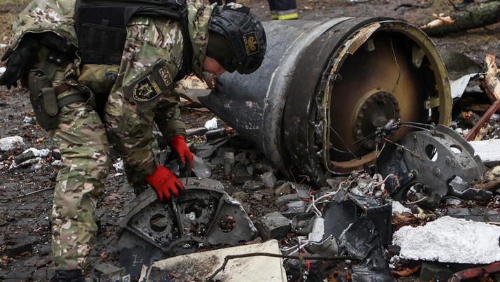 Pecahan rudal Korea Utara yang digunakan Rusia untuk menyerang Kharkiv, Ukraina. (REUTERS/Vyacheslav Madiyevskyy)