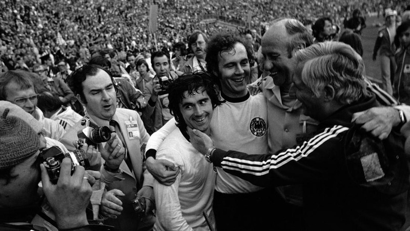 Dari kiri ke kanan, Martin Chivers dari Inggris, Hans-Georg Schwarzenbeck, kiper Sepp Maier, keduanya Jerman Barat, Colin Bell dari Inggris dan kapten Jerman Franz Beckenbauer di belakang. (AP Photo)