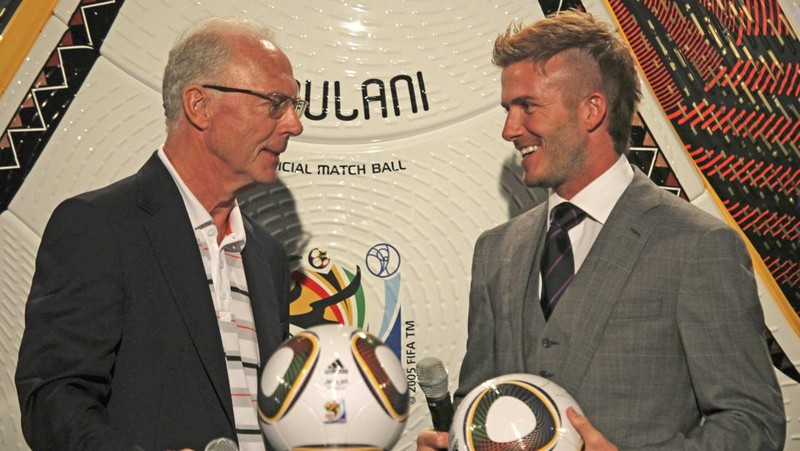 Dari kiri ke kanan, Martin Chivers dari Inggris, Hans-Georg Schwarzenbeck, kiper Sepp Maier, keduanya Jerman Barat, Colin Bell dari Inggris dan kapten Jerman Franz Beckenbauer di belakang. (AP Photo)