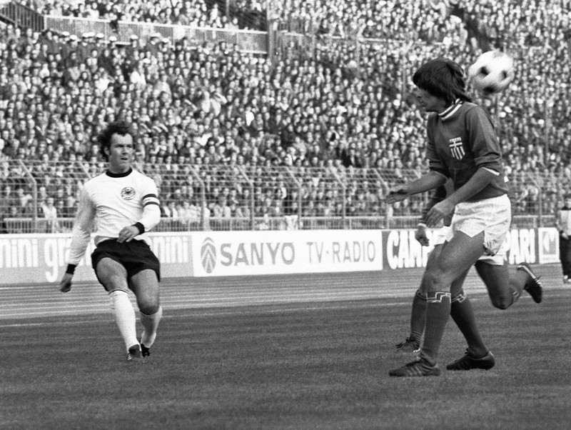 Kapten Belanda Johan Cruyff, kiri, berbicara dengan wasit, disaksikan oleh kapten Jerman Barat Franz Beckenbauer, kanan, sebelum dimulainya pertandingan sepak bola Jerman Barat v Belanda di Munich, Jerman Barat, pada 3 Juli 1984. (AP Photo/Dieter Endlicher)