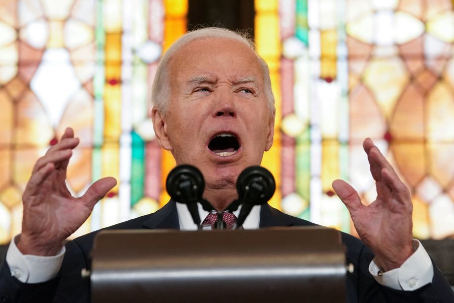 Presiden AS Joe Biden menyampaikan pidato saat acara kampanye di Gereja Mother Emanuel AME, lokasi penembakan massal tahun 2015, di Charleston, Carolina Selatan, AS, 8 Januari 2024. (REUTERS/Kevin Lamarque)