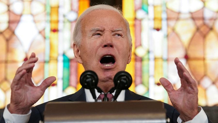 Presiden AS Joe Biden menyampaikan pidato saat acara kampanye di Gereja Mother Emanuel AME, lokasi penembakan massal tahun 2015, di Charleston, Carolina Selatan, AS, 8 Januari 2024. (REUTERS/Kevin Lamarque)