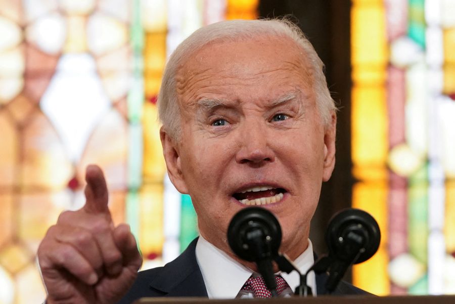 Presiden AS Joe Biden menyampaikan pidato saat acara kampanye di Gereja Mother Emanuel AME, lokasi penembakan massal tahun 2015, di Charleston, Carolina Selatan, AS, 8 Januari 2024. (REUTERS/Kevin Lamarque)