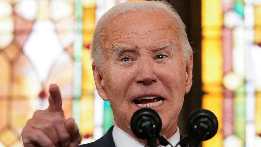 Presiden AS Joe Biden menyampaikan pidato saat acara kampanye di Gereja Mother Emanuel AME, lokasi penembakan massal tahun 2015, di Charleston, Carolina Selatan, AS, 8 Januari 2024. (REUTERS/Kevin Lamarque)