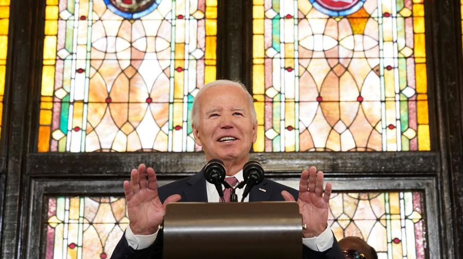 Presiden AS Joe Biden menyampaikan pidato saat acara kampanye di Gereja Mother Emanuel AME, lokasi penembakan massal tahun 2015, di Charleston, Carolina Selatan, AS, 8 Januari 2024. (REUTERS/Kevin Lamarque)