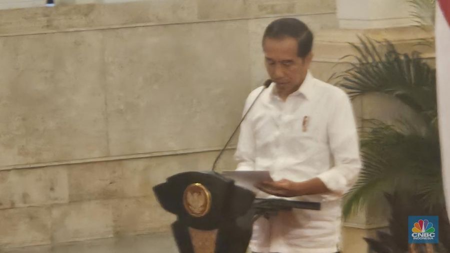 Presiden Joko Widodo (Jokowi) melakukan rapat kabinet paripurna di Istana Negara, Jakarta, Selasa (9/1/2024). Rapat ini dihadiri Wakil Presiden K.H. Ma'ruf Amin dan seluruh menteri kabinet Indonesia maju dan kepala lembaga. (CNBC Indonesia/Emir Yanwardhana)