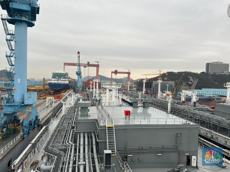PT Pertamina International Shipping (PIS) mendatangkan dua kapal tanker baru buatan Hyundai, Korea Selatan. Tanker tersebut khusus untuk mengangkut muatan LPG dan amonia. PT Pertamina International Shipping (PIS) mendatangkan dua kapal tanker baru buatan Hyundai, Korea Selatan. Tanker tersebut khusus untuk mengangkut muatan LPG dan amonia. (CNBC Indonesia/Wahyu Daniel)