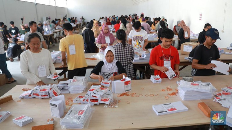Ratusan pekerja melipat surat suara saat penyortiran dan pelipatan surat suara pemilihan presiden (Pilpres) 2024 di Gudang KPU Jakarta Timur, Kawasan Jakarta Industrial Estate Pulogadung (JIEP), Jakarta Timur, Selasa (9/1/2024). (CNBC Indonesia/Muhammad Sabki)