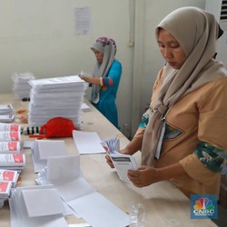Kerahkan Emak-Emak, Potret Kesiapan Surat Suara Pemilu di DKI