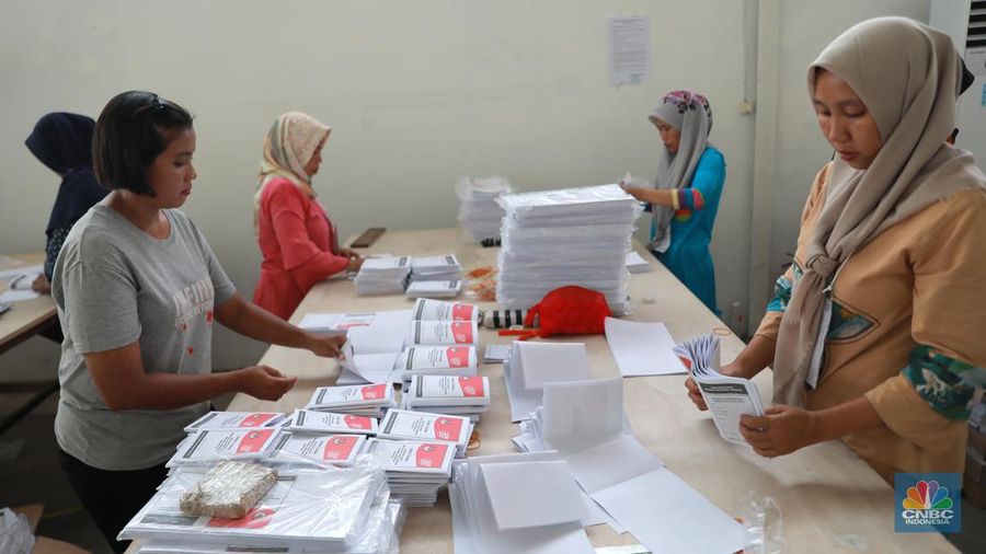 Ratusan pekerja melipat surat suara saat penyortiran dan pelipatan surat suara pemilihan presiden (Pilpres) 2024 di Gudang KPU Jakarta Timur, Kawasan Jakarta Industrial Estate Pulogadung (JIEP), Jakarta Timur, Selasa (9/1/2024). (CNBC Indonesia/Muhammad Sabki)