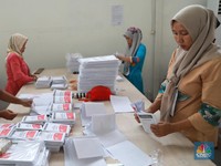 Kerahkan Emak-Emak, Potret Kesiapan Surat Suara Pemilu di DKI
