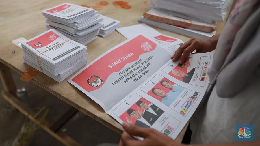 Ratusan pekerja melipat surat suara saat penyortiran dan pelipatan surat suara pemilihan presiden (Pilpres) 2024 di Gudang KPU Jakarta Timur, Kawasan Jakarta Industrial Estate Pulogadung (JIEP), Jakarta Timur, Selasa (9/1/2024). (CNBC Indonesia/Muhammad Sabki)