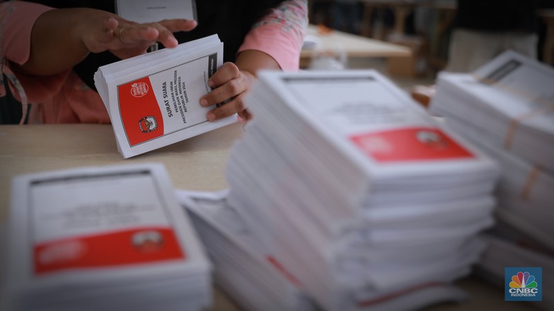 Ratusan pekerja melipat surat suara saat penyortiran dan pelipatan surat suara pemilihan presiden (Pilpres) 2024 di Gudang KPU Jakarta Timur, Kawasan Jakarta Industrial Estate Pulogadung (JIEP), Jakarta Timur, Selasa (9/1/2024). (CNBC Indonesia/Muhammad Sabki)