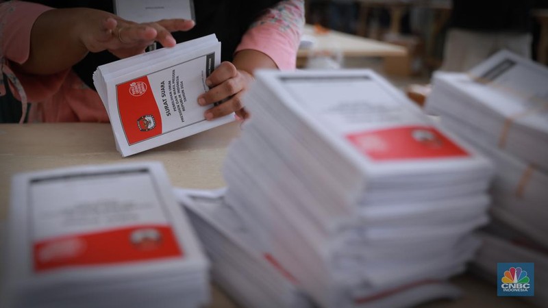 Ratusan pekerja melipat surat suara saat penyortiran dan pelipatan surat suara pemilihan presiden (Pilpres) 2024 di Gudang KPU Jakarta Timur, Kawasan Jakarta Industrial Estate Pulogadung (JIEP), Jakarta Timur, Selasa (9/1/2024). (CNBC Indonesia/Muhammad Sabki)