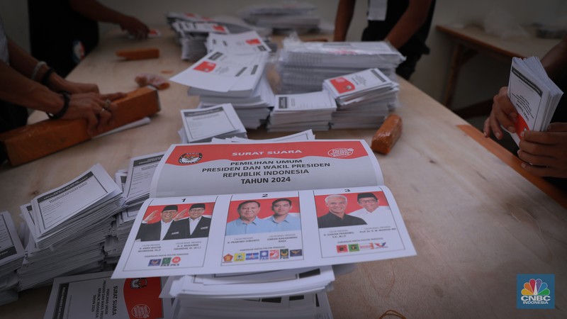 Ratusan pekerja melipat surat suara saat penyortiran dan pelipatan surat suara pemilihan presiden (Pilpres) 2024 di Gudang KPU Jakarta Timur, Kawasan Jakarta Industrial Estate Pulogadung (JIEP), Jakarta Timur, Selasa (9/1/2024). (CNBC Indonesia/Muhammad Sabki)