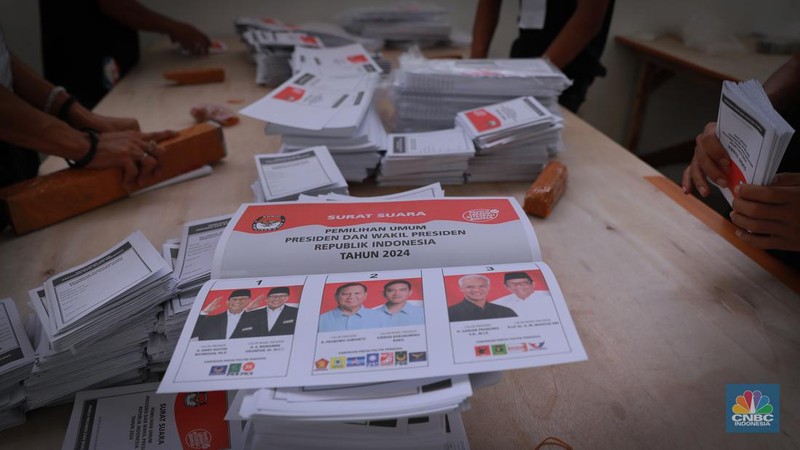 Ratusan pekerja melipat surat suara saat penyortiran dan pelipatan surat suara pemilihan presiden (Pilpres) 2024 di Gudang KPU Jakarta Timur, Kawasan Jakarta Industrial Estate Pulogadung (JIEP), Jakarta Timur, Selasa (9/1/2024). (CNBC Indonesia/Muhammad Sabki)