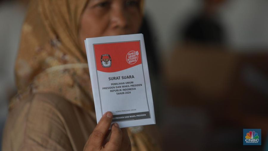 Ratusan pekerja melipat surat suara saat penyortiran dan pelipatan surat suara pemilihan presiden (Pilpres) 2024 di Gudang KPU Jakarta Timur, Kawasan Jakarta Industrial Estate Pulogadung (JIEP), Jakarta Timur, Selasa (9/1/2024). (CNBC Indonesia/Muhammad Sabki)