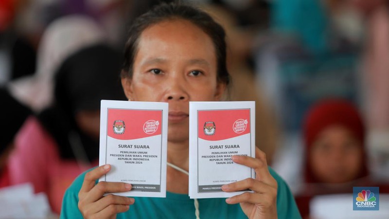 Ratusan pekerja melipat surat suara saat penyortiran dan pelipatan surat suara pemilihan presiden (Pilpres) 2024 di Gudang KPU Jakarta Timur, Kawasan Jakarta Industrial Estate Pulogadung (JIEP), Jakarta Timur, Selasa (9/1/2024). (CNBC Indonesia/Muhammad Sabki)