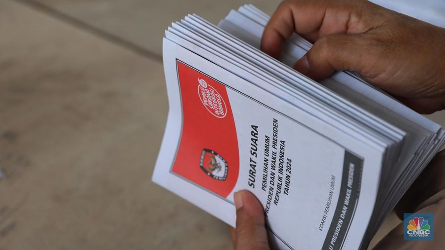 Ratusan pekerja melipat surat suara saat penyortiran dan pelipatan surat suara pemilihan presiden (Pilpres) 2024 di Gudang KPU Jakarta Timur, Kawasan Jakarta Industrial Estate Pulogadung (JIEP), Jakarta Timur, Selasa (9/1/2024). (CNBC Indonesia/Muhammad Sabki)
