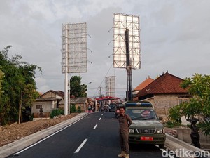Satpol PP Segel Tiang Reklame Ilegal di Jalur Canggu-Tibubeneng