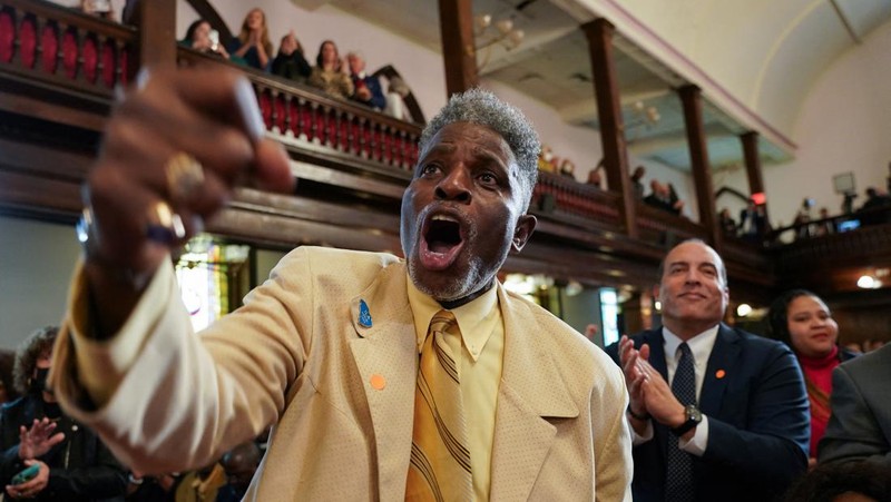 Seorang pengunjuk rasa yang menuntut gencatan senjata di Gaza, memberi isyarat saat pidato Presiden AS Joe Biden pada acara kampanye di Gereja Mother Emanuel AME, lokasi penembakan massal tahun 2015, di Charleston, Carolina Selatan, AS, 8 Januari 2024. (REUTERS/Kevin Lamarque)